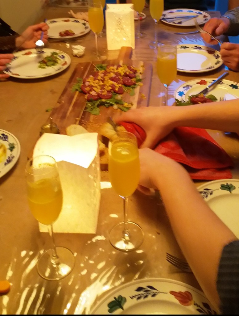 voorgerecht van ossenworst met cocktail